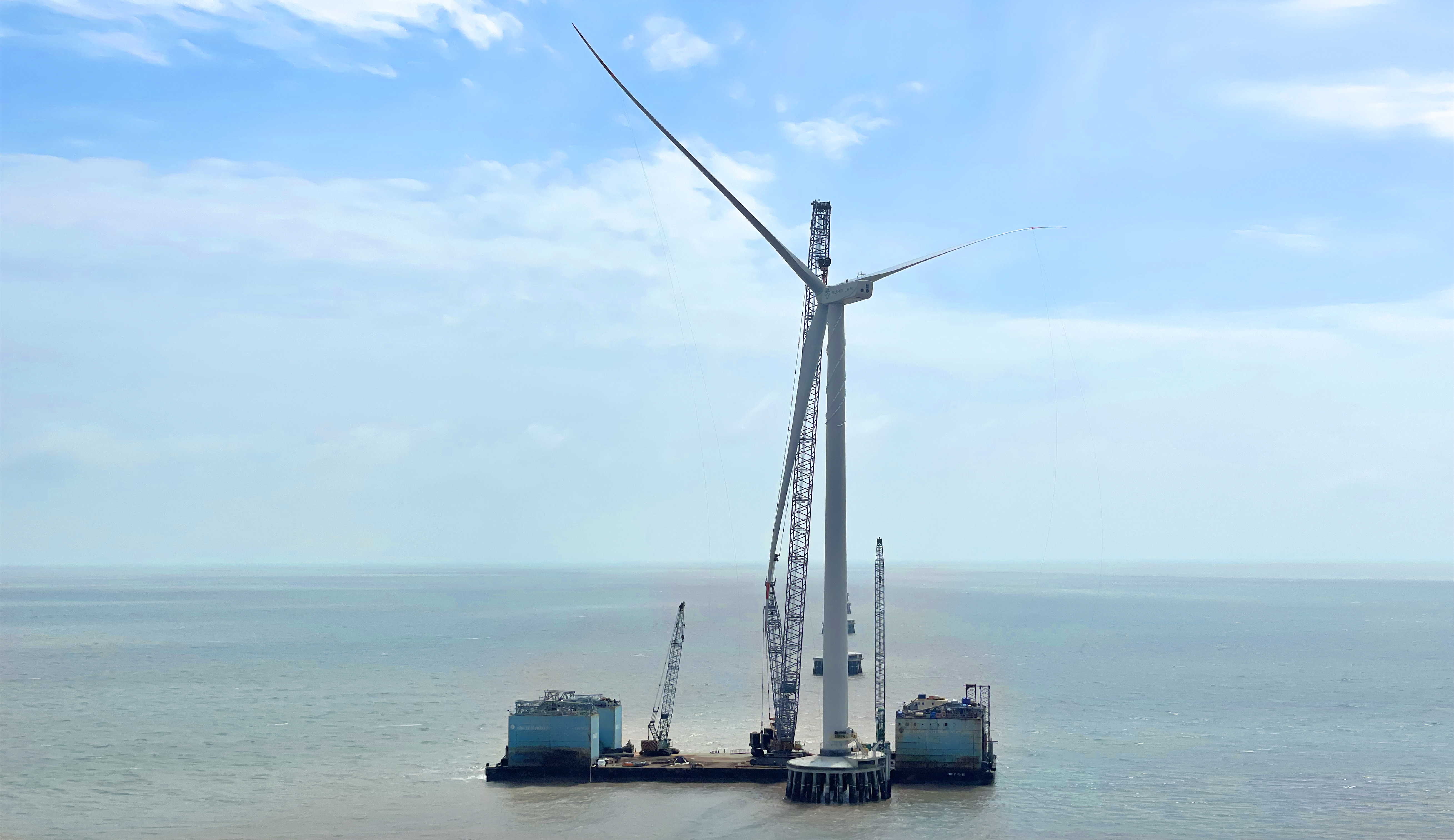 【吹响攻坚冲锋号】億彩网股份首个“双海”项目顺利完成首台机组吊装！